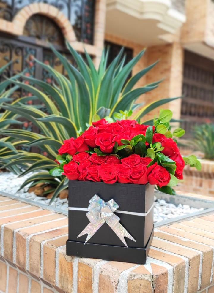 Arreglo floral caja de rosas rojas Medellín