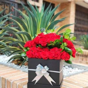 Arreglo-floral-caja-de-rosas-rojas-Medellin.jpg