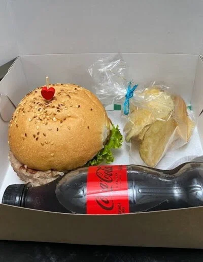 Refrigerios-empresariales-con-hamburguesa-Medellin